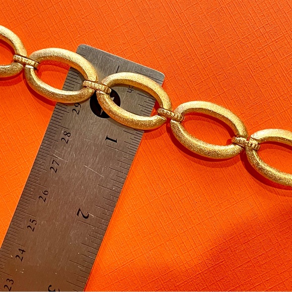 RIVKA FRIEDMAN 18K GOLD CLAD BOLD SATIN OVAL LINK STATION TOGGLE BAR BRACELET - Picture 8 of 10